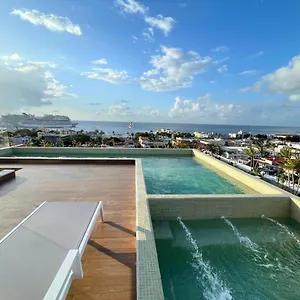  Holiday home Brand New With Rooftop Pool